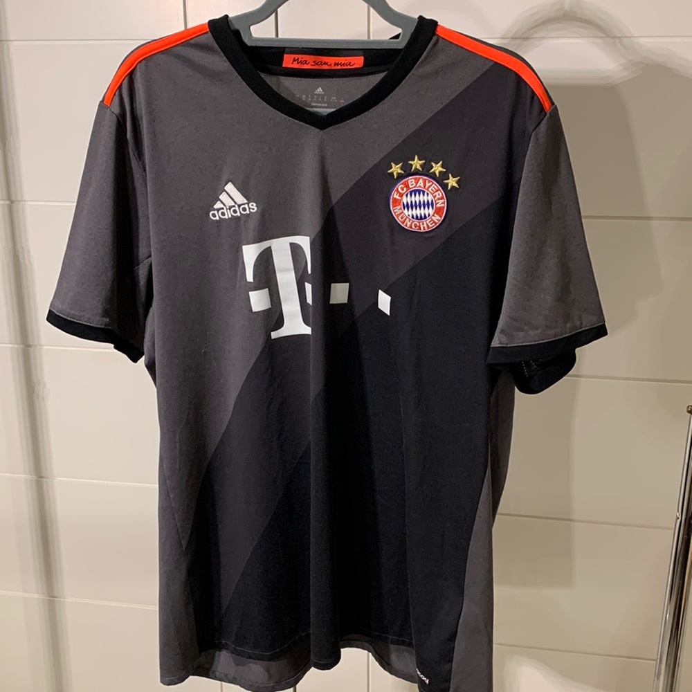 Bayern Munich 2016-17 Lewandowski Away Kit